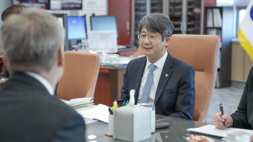 몽골 보건부 대표단과 면담하고 있는 질병관리청 임승관 청장